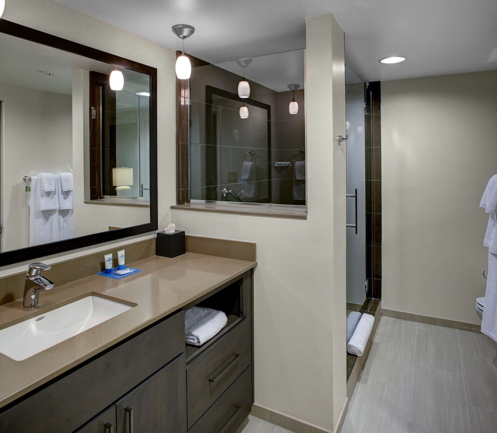 2 Bedrooms, Trio, Suite, 1 King and 2 Queen Beds, King and Queen Bed, Sofa، Hyatt House Atlanta Cobb Galleria 2/2