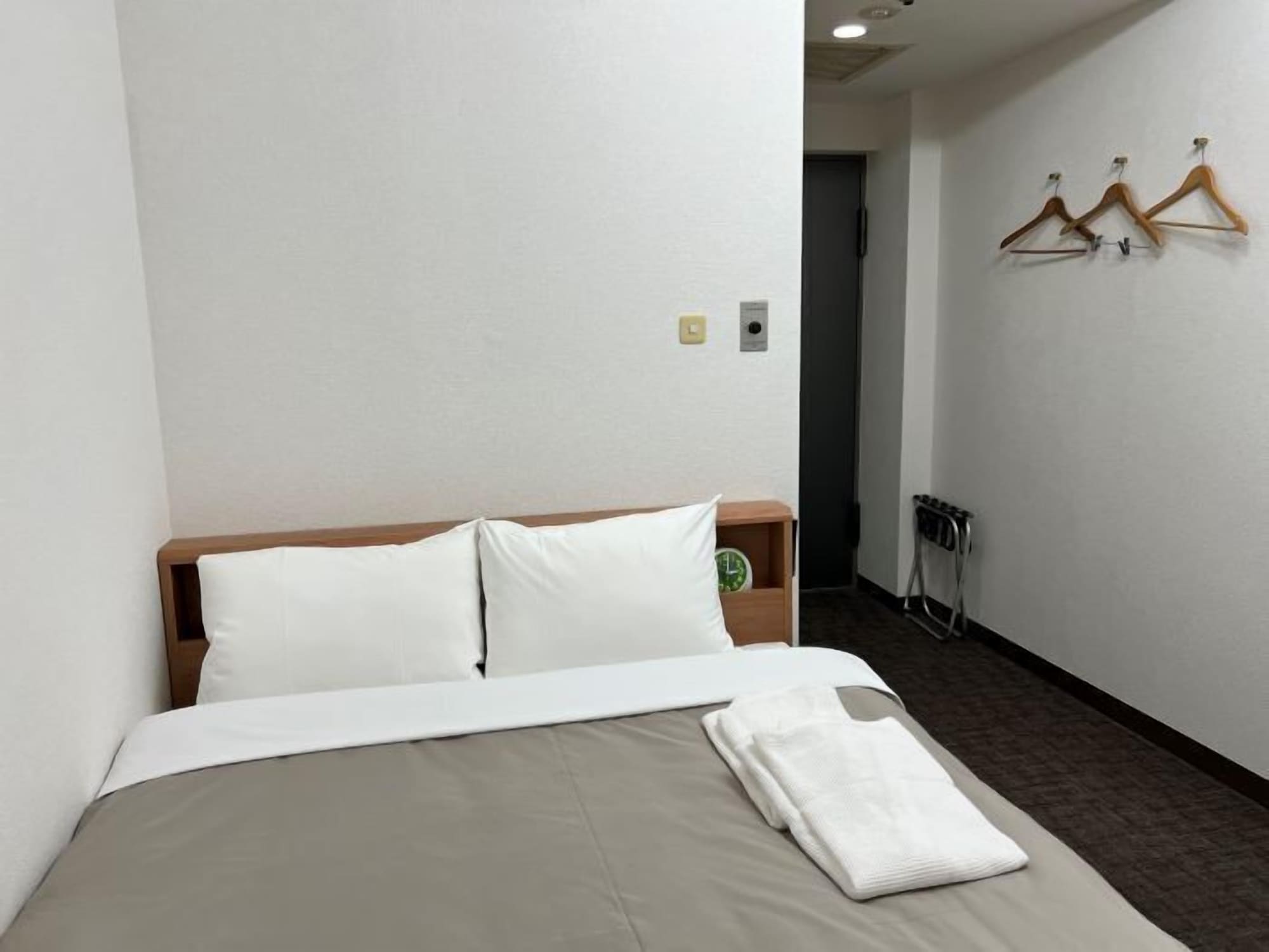 ROOM, DOUBLE BED