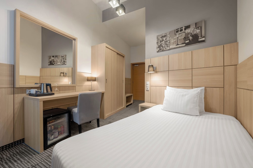 ROOM, SINGLE
