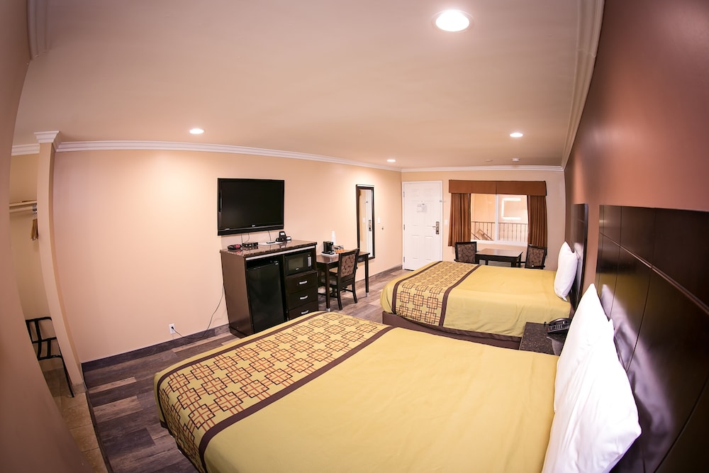 Rodeway Inn & Suites Bellflower 16/33