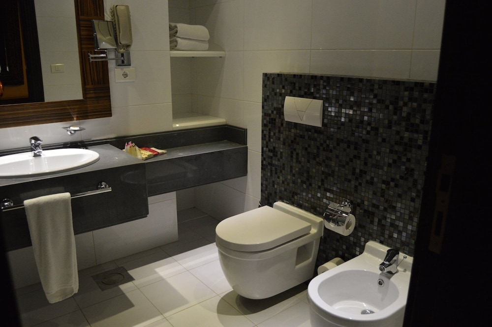 MARKAZIA SUITES 76/78