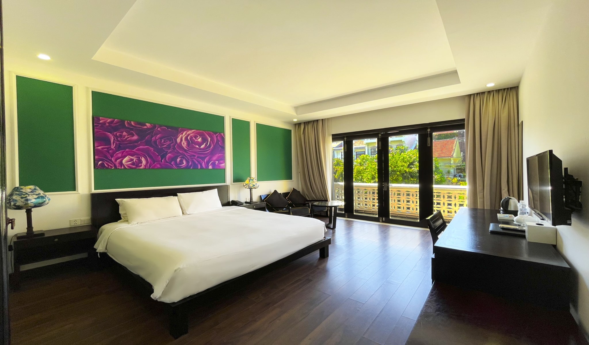 Deluxe, Double Bed, Garden or City View, Balcony, Bathtub