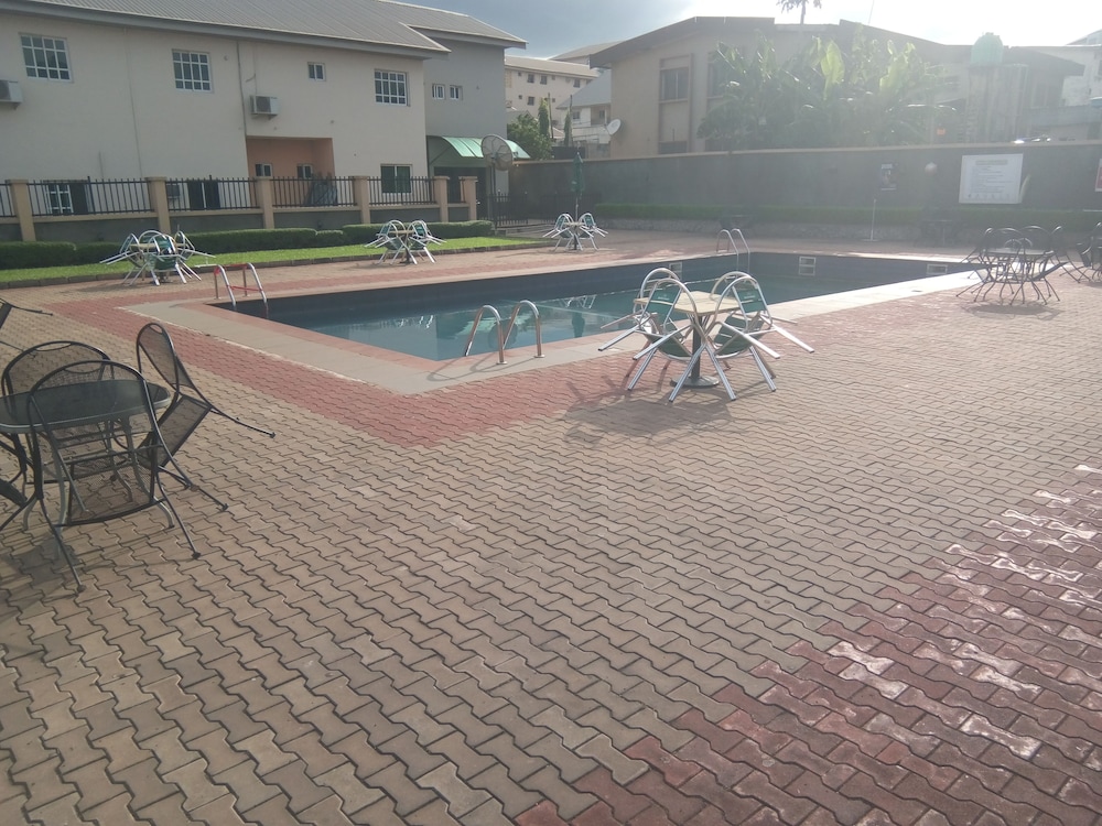 Neocourts Hotel 12/15