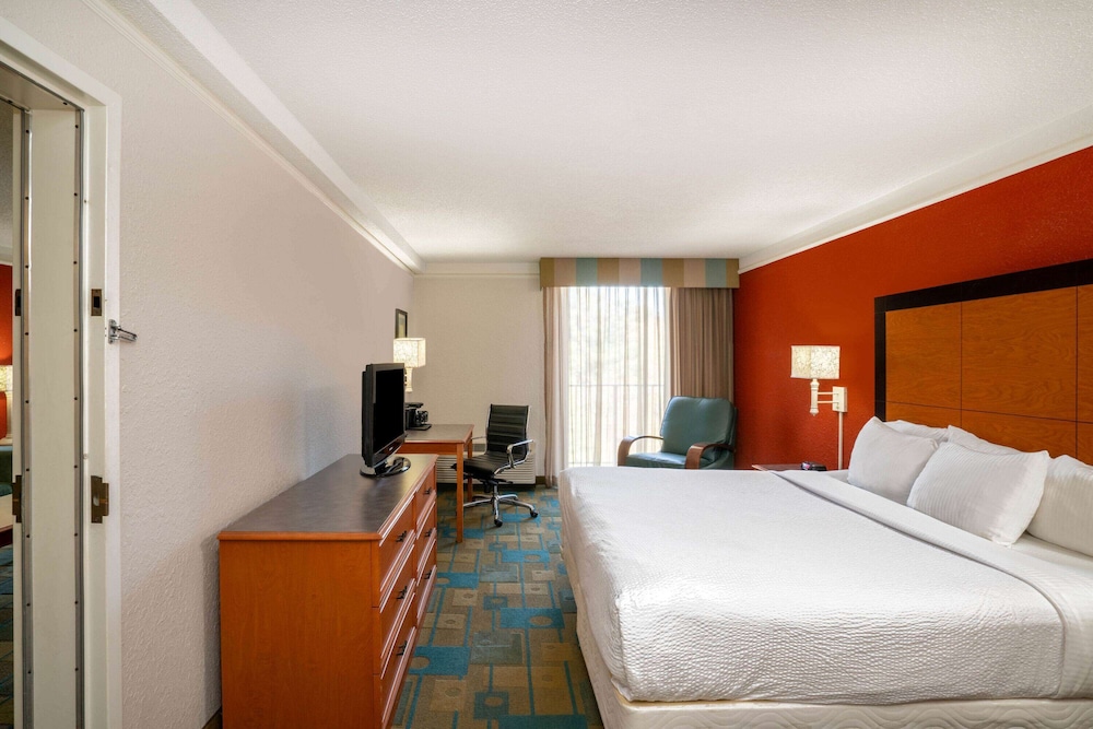 La Quinta Inn & Suites by Wyndham Nashville Airport/Opryland 16/38