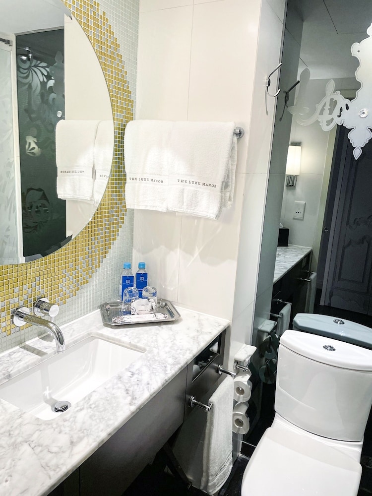 The Luxe Manor Hotel 38/41