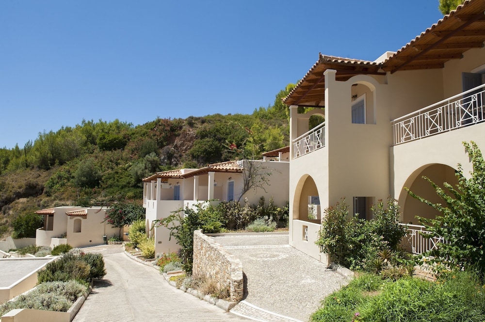 Alonissos Beach Bungalows And Suites Hotel 2/50