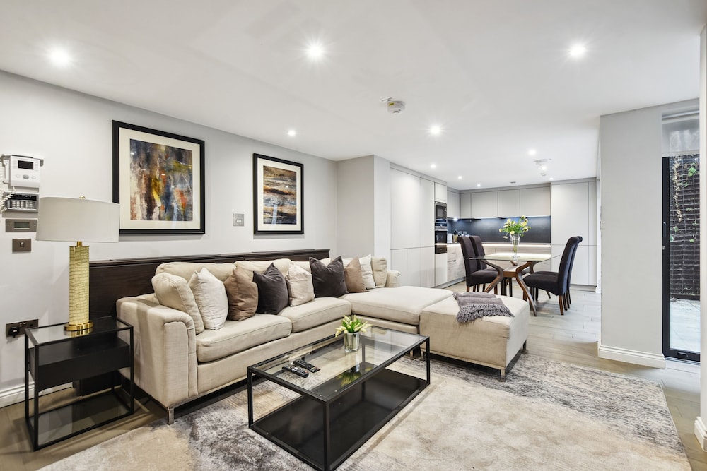 Buckingham Palace Residences by Aeria Apartments 24/45