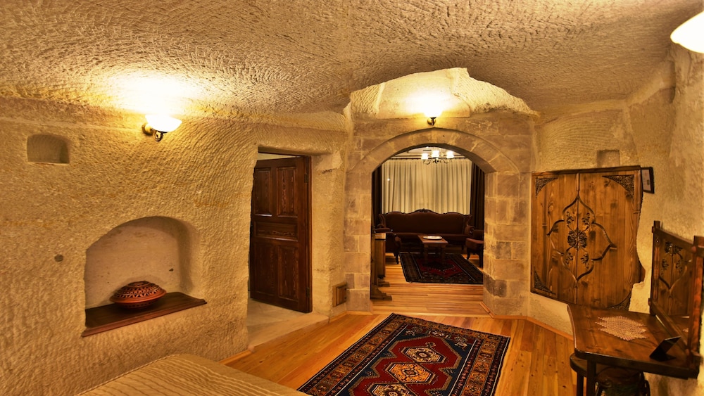Harman Cave Hotel 36/78