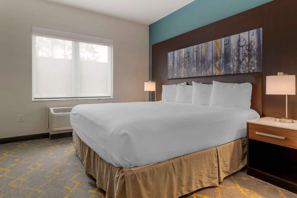 Suite, King Bed, Accessible