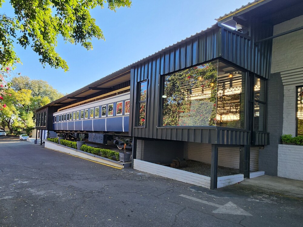 SAFARI LODGE HOTEL & CONVENTION CENTRE 40/50