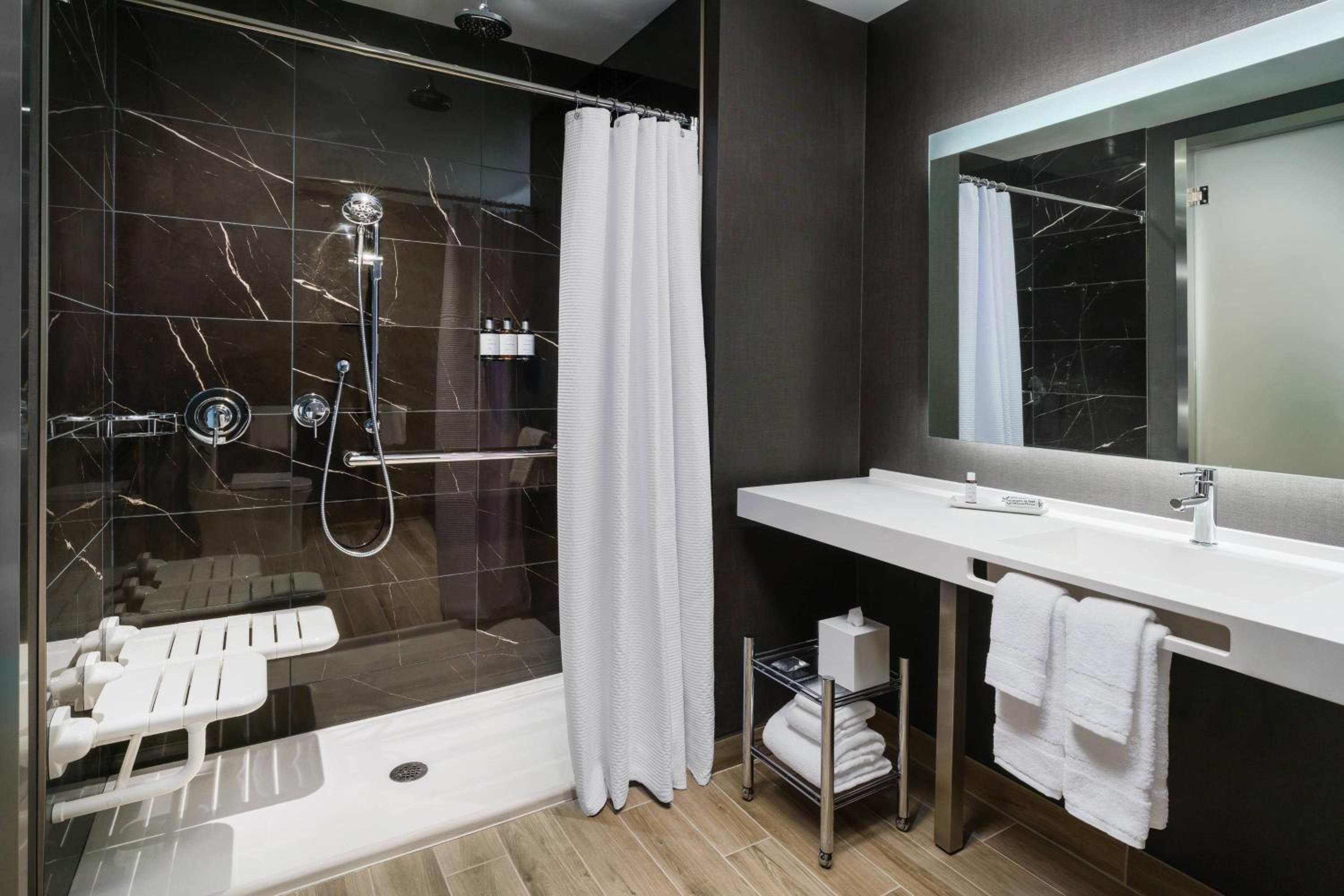 غرفة بسرير كينج مع أريكة، AC Hotel Scottsdale North 9/10