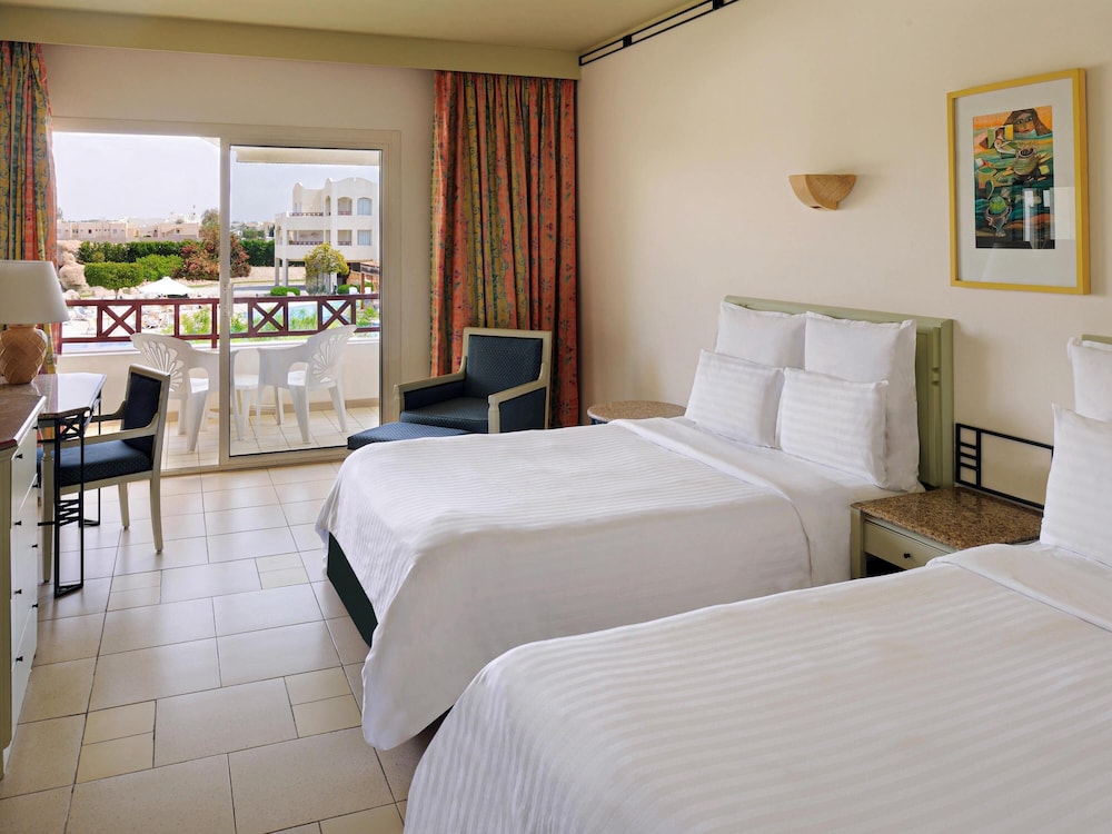 STANDARD, 2 QUEEN BEDS, MOUNTAIN SIDE, POOL VIEW