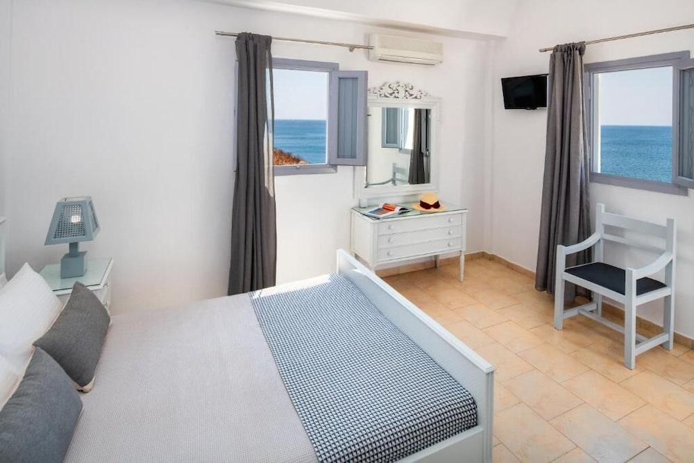 Akrotiri Hotel 8/50