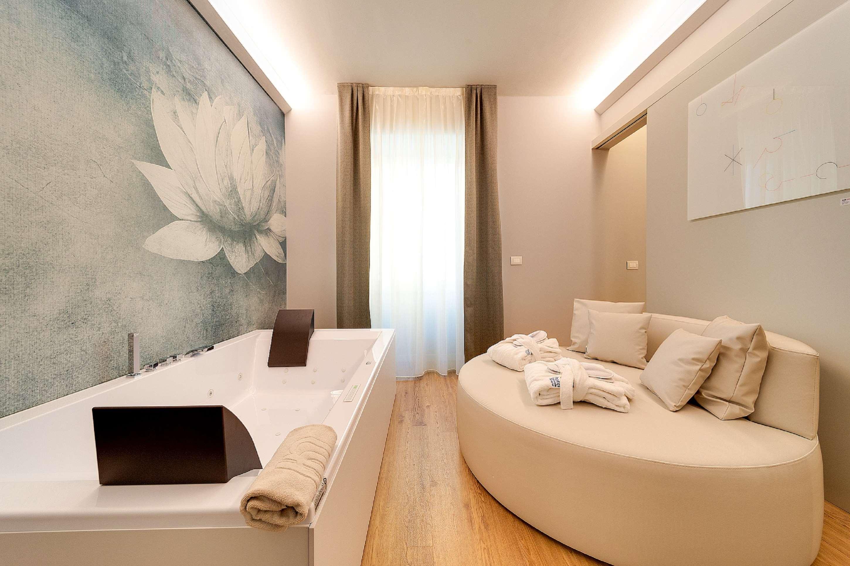 جناح بسرير كينج مع أريكة بمنطقة جلوس بجاكوزي، Best Western Hotel Nazionale 5/7