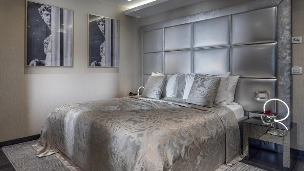 LUXURY, KING BED
