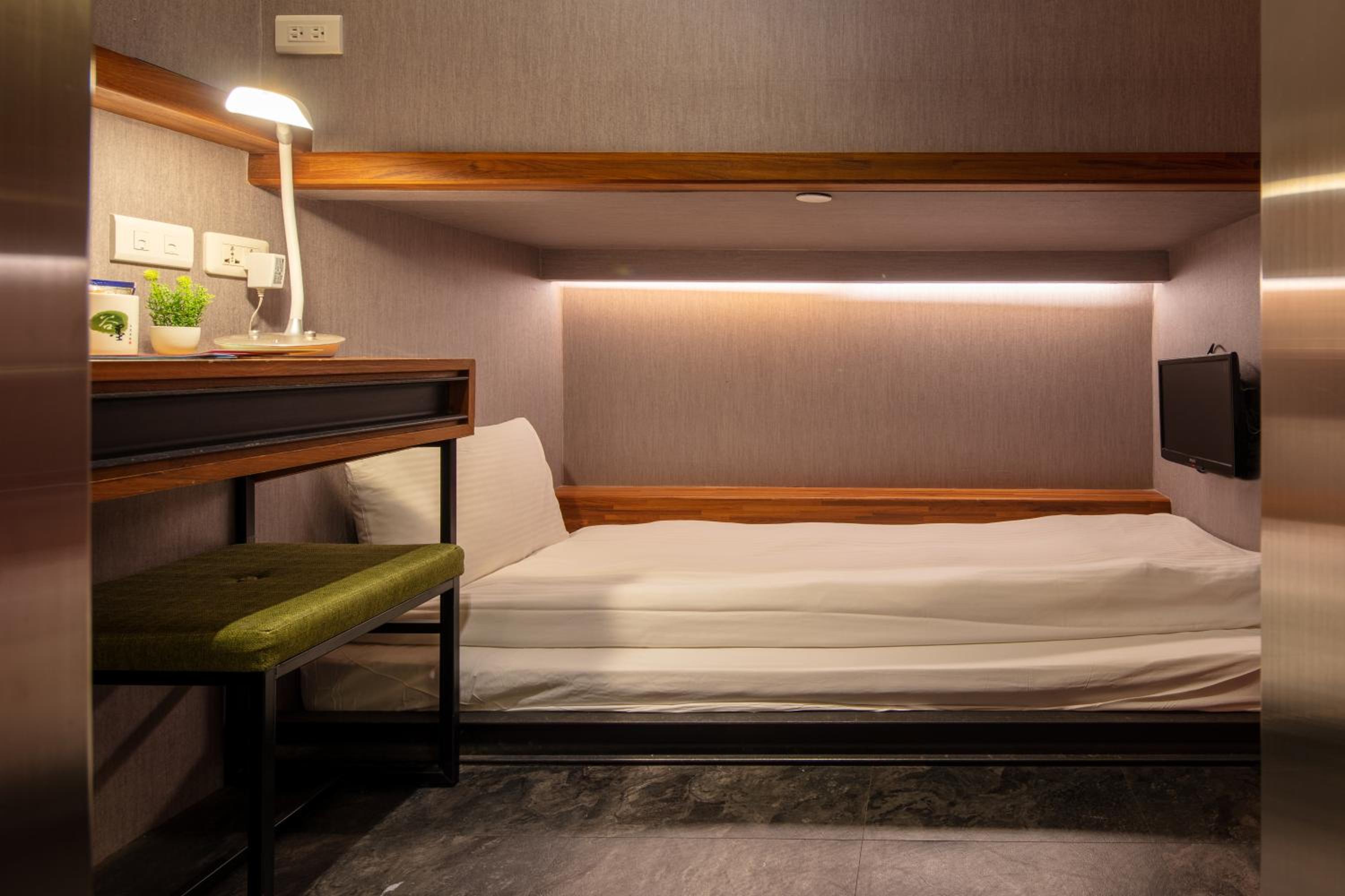 Room, Single Bed, No Window