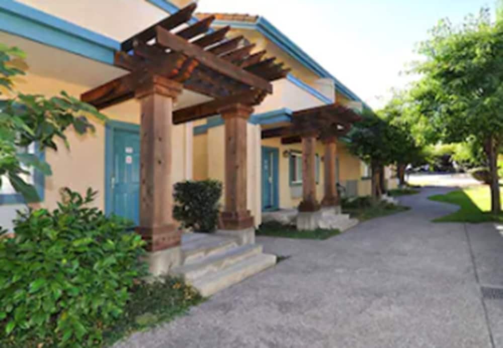Marinwood Inn & Suites 1/43