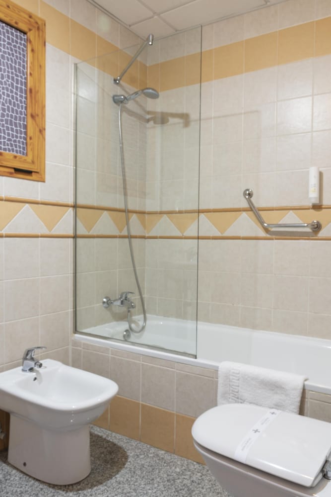 جناح جونيور بسرير مزدوج وسريرين منفصلين بغرفتي نوم، Hotel Plaza del Castillo 4/5