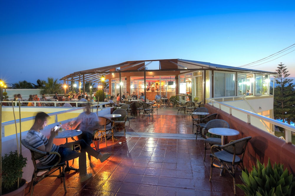 Corali Hotel in Tingaki