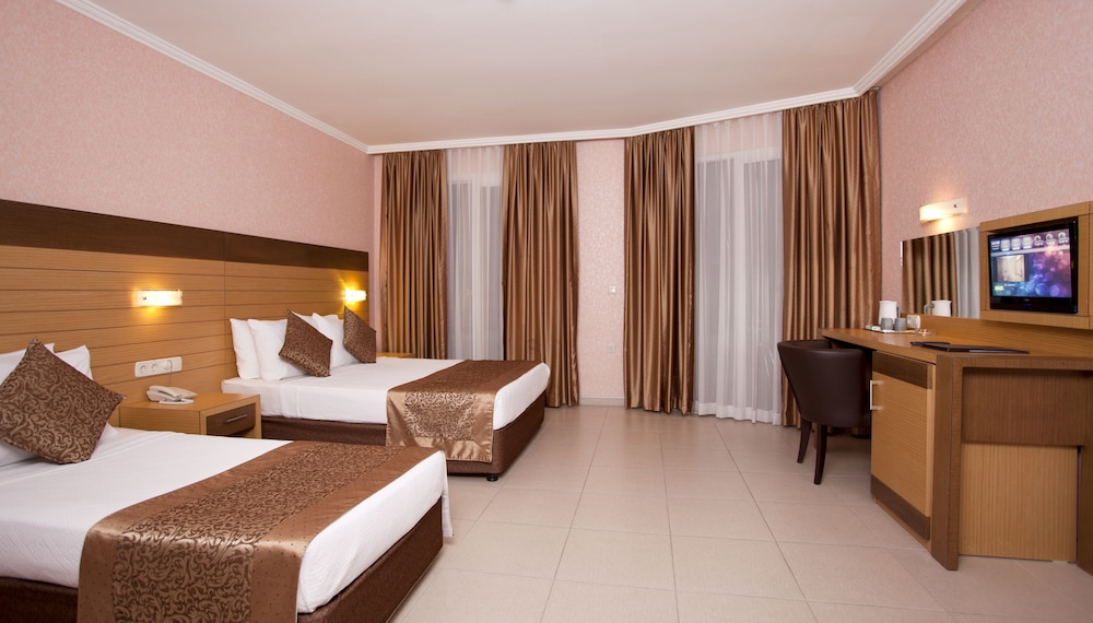 Remi Hotel 8/32