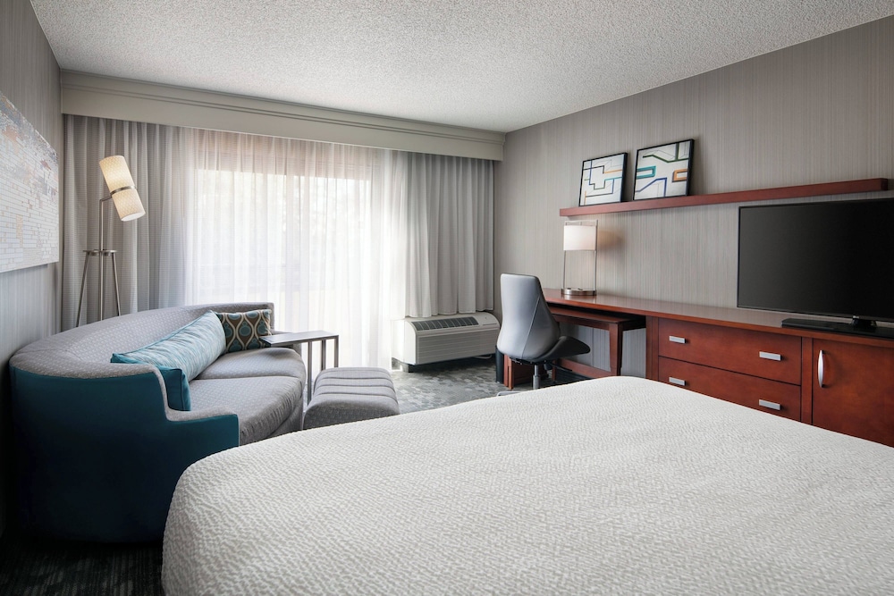 Room, King Bed, Courtyard View, Sofa