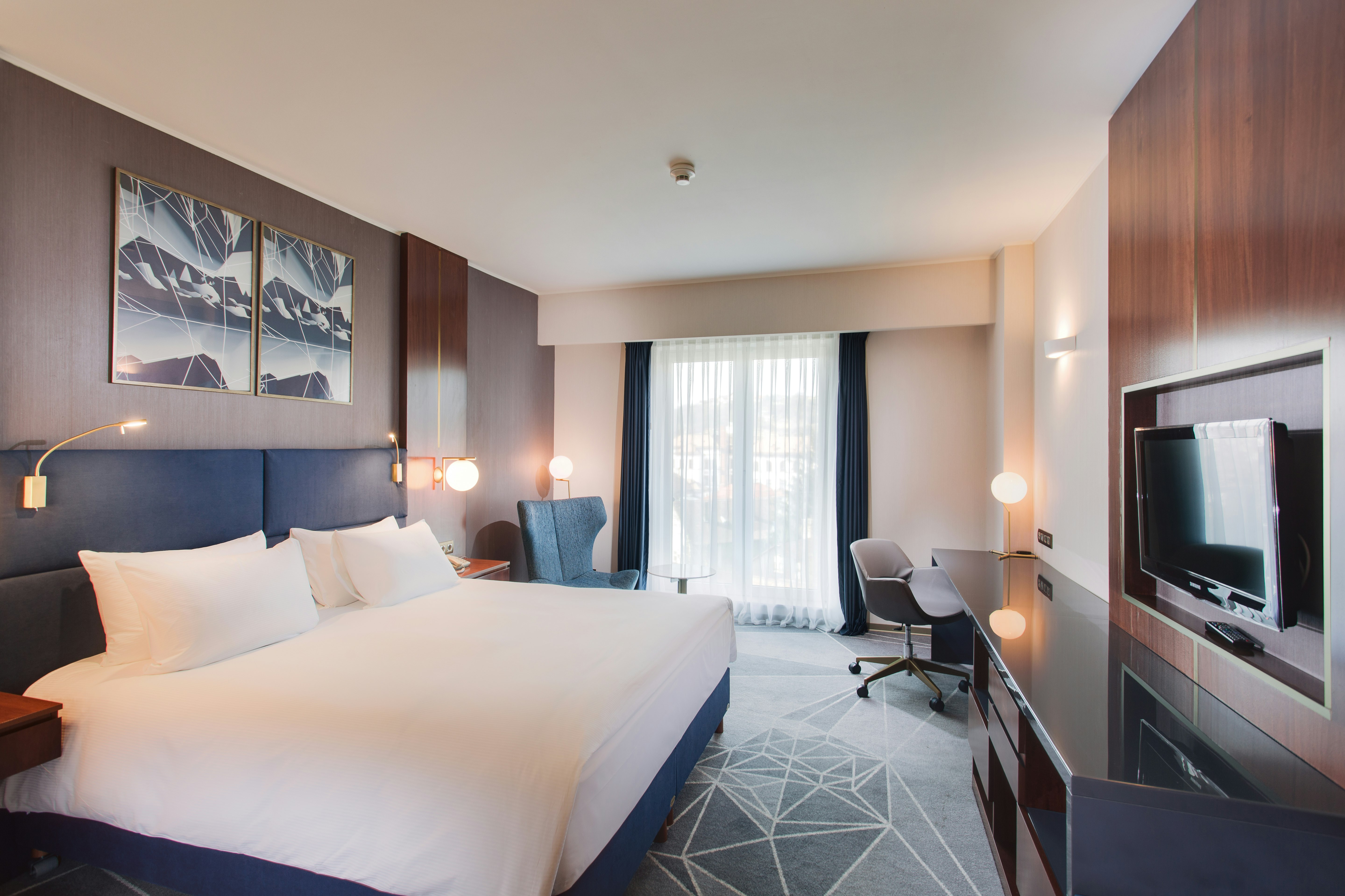 GUEST ROOM, KING BED