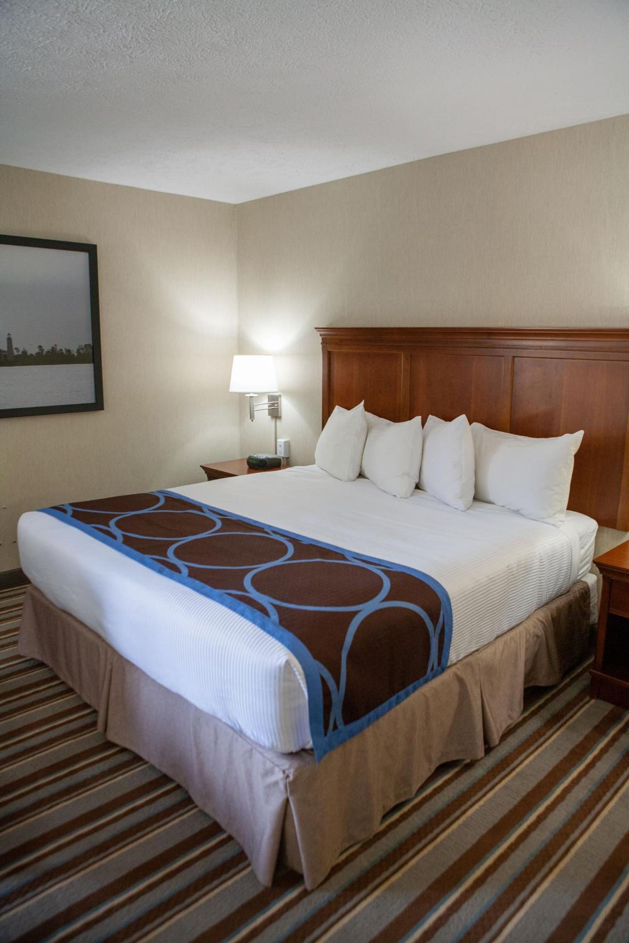 جناح سوبيريور بسرير كينج بإطلالة على المسبح