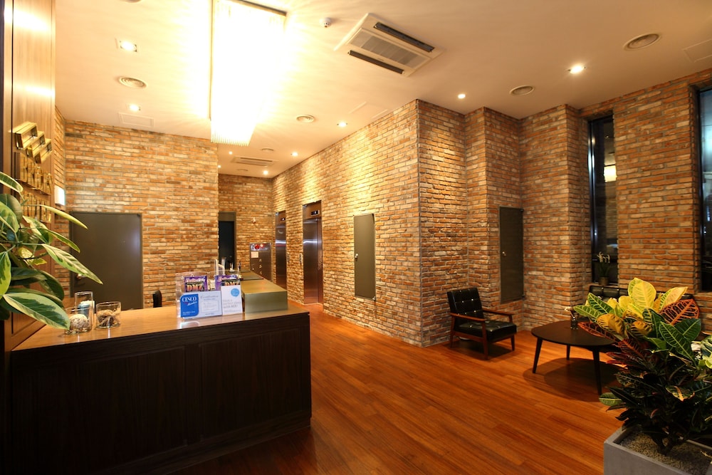 Bricks Hotel 9/38