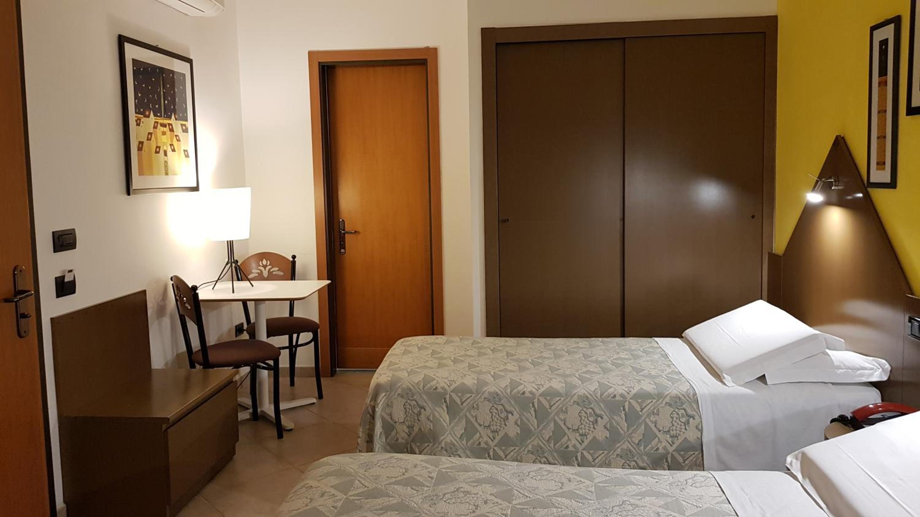 ROOM, QUADRUPLE