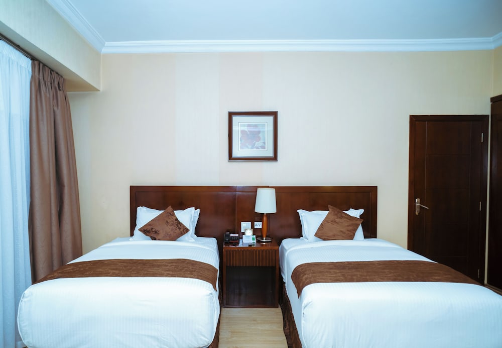 Capital Hotel And Spa 26/76