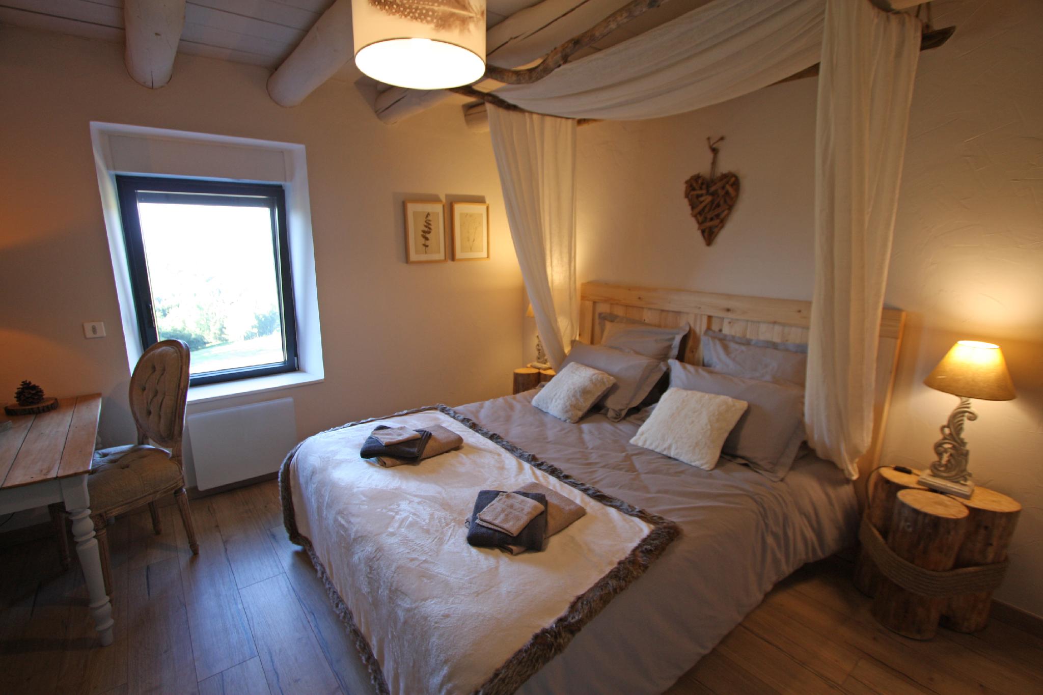 Deluxe, 2 Queen and Twin Beds, Mountain View