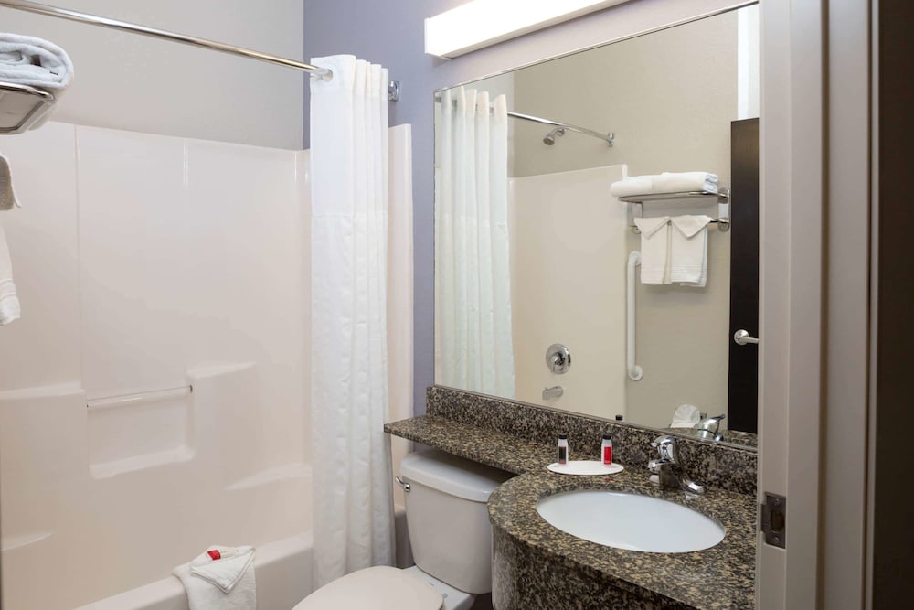 Microtel Inn and Suites by Wyndham Brooksville 14/53