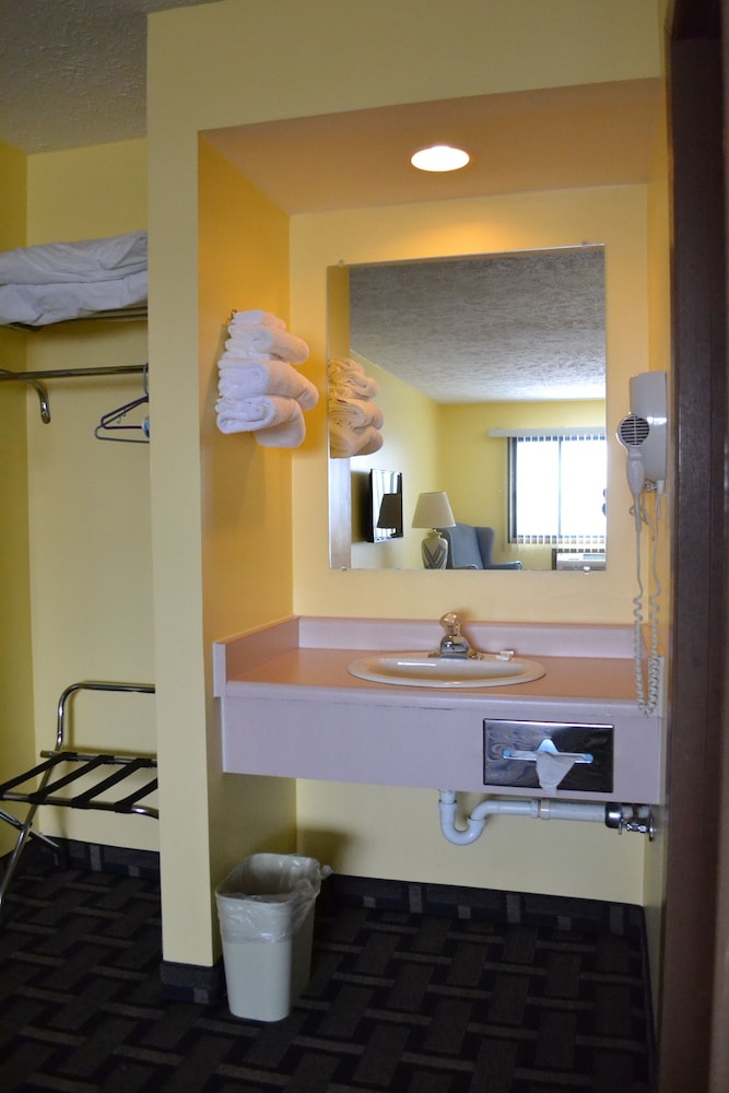 Sky Lodge Inn Suites 6/34