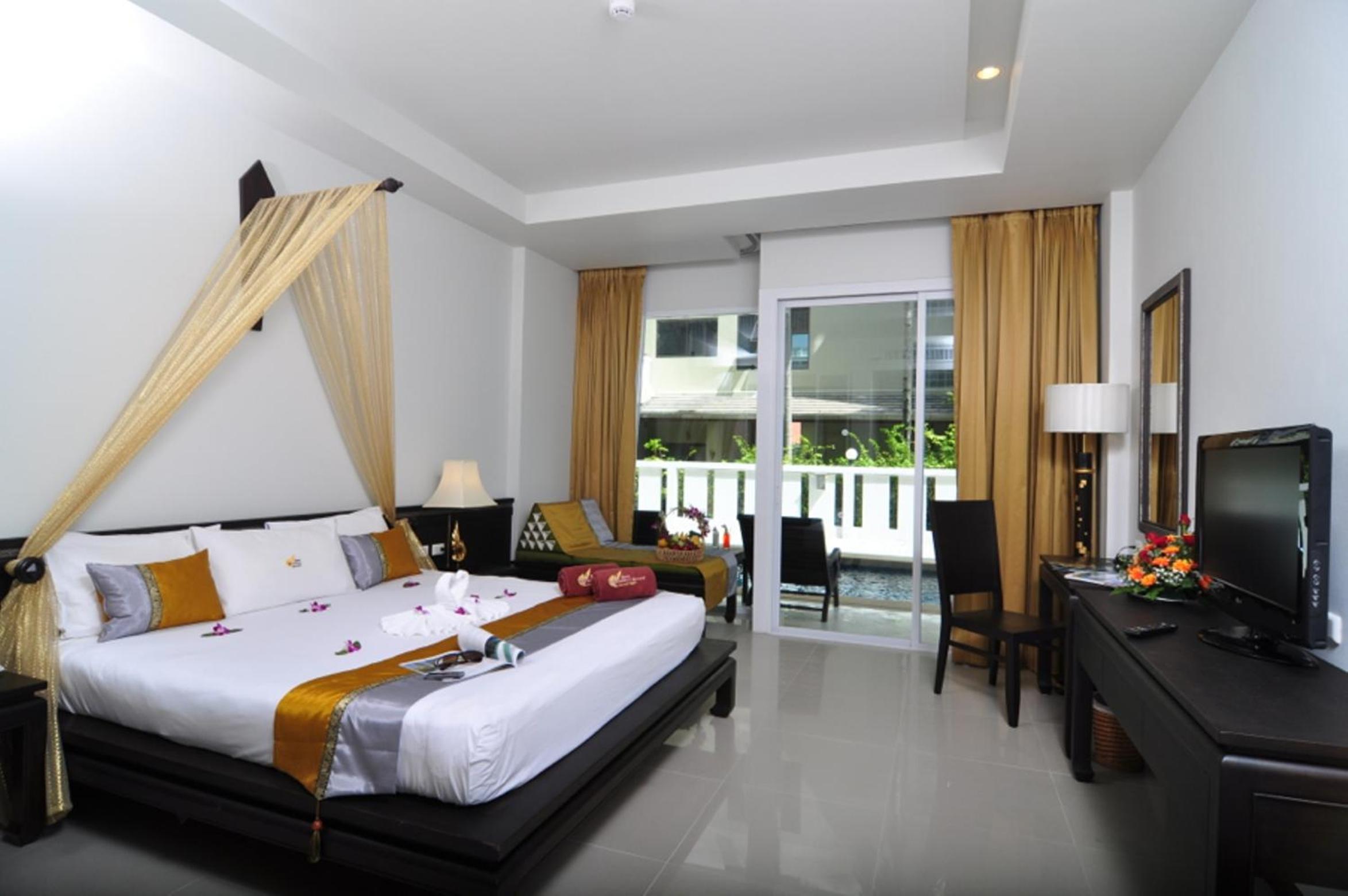 Premier, King Bed, Pool Access