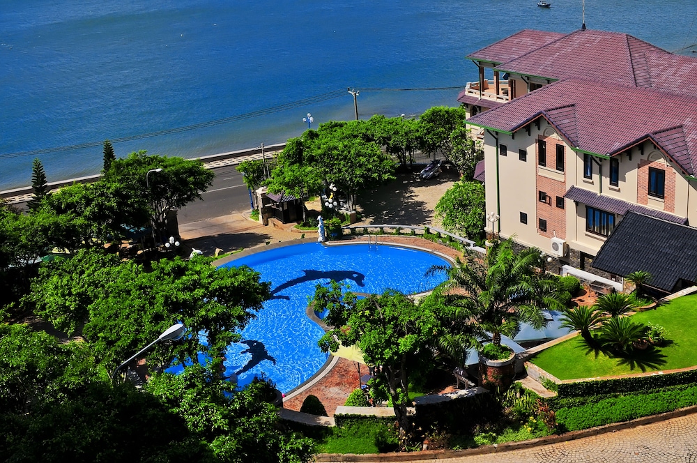 Beachfront Hotel 4/57