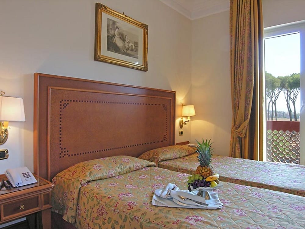 Pinewood Hotel Rome 34/70