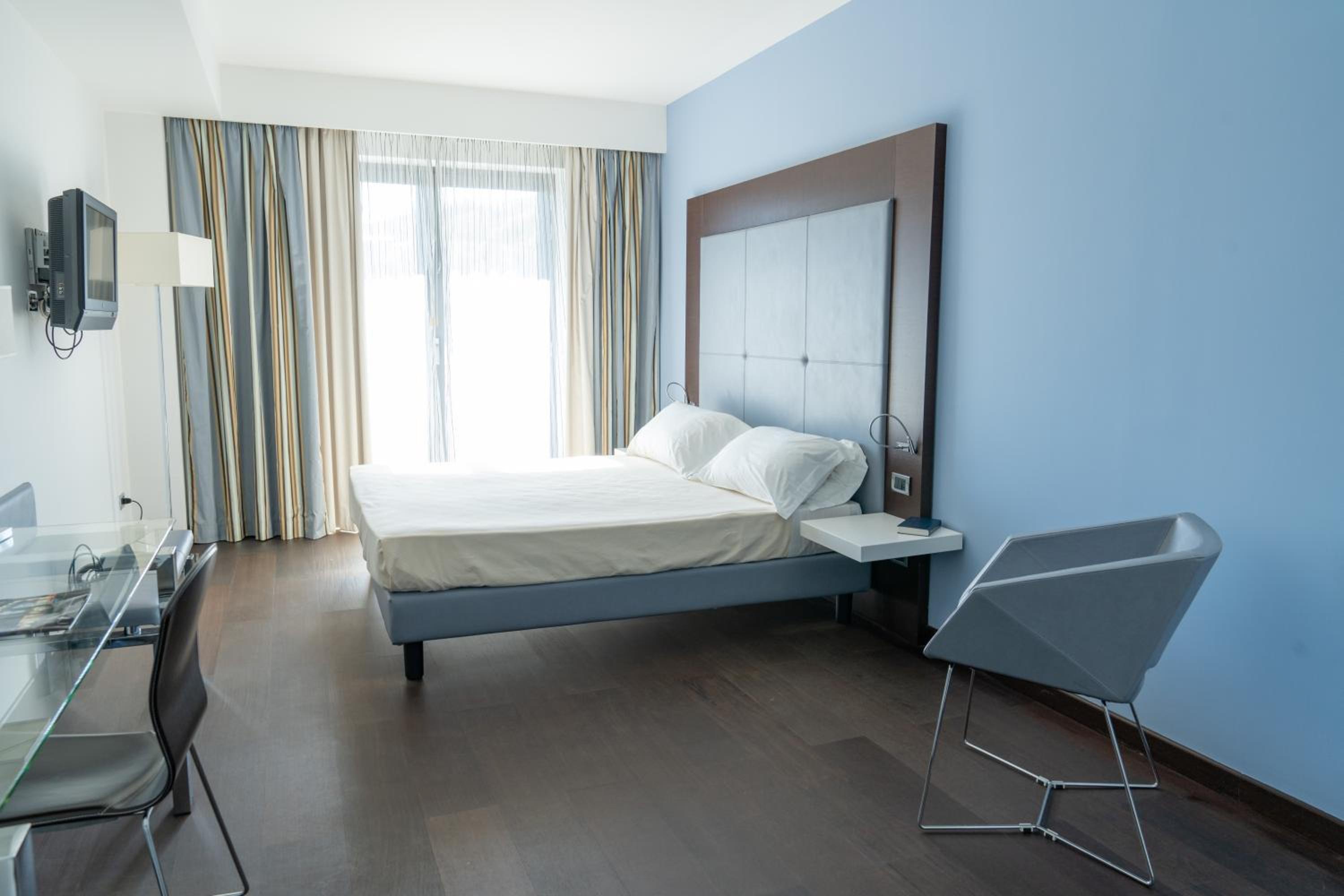 Room, Double Bed, Accessible