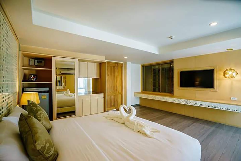 Moon Dragon Hotel 7/63