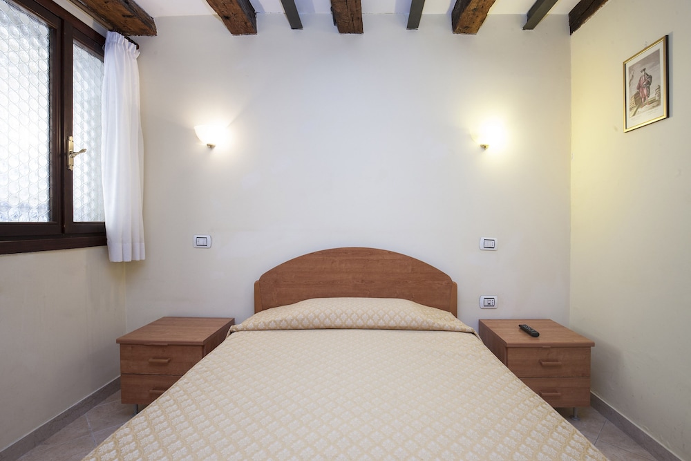 ROOM, SINGLE