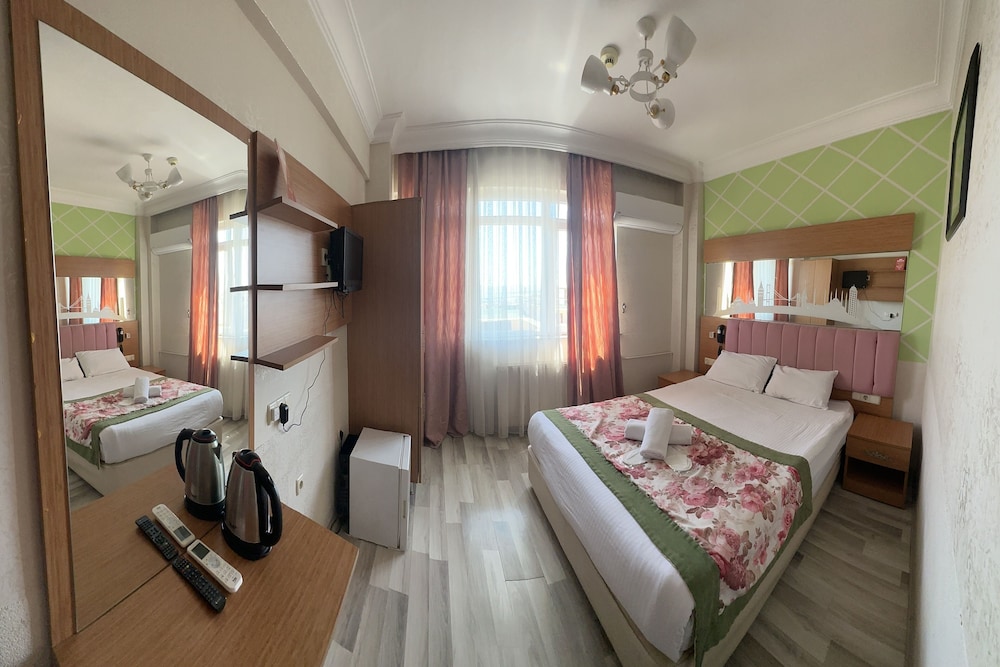 ROOM, DOUBLE BED