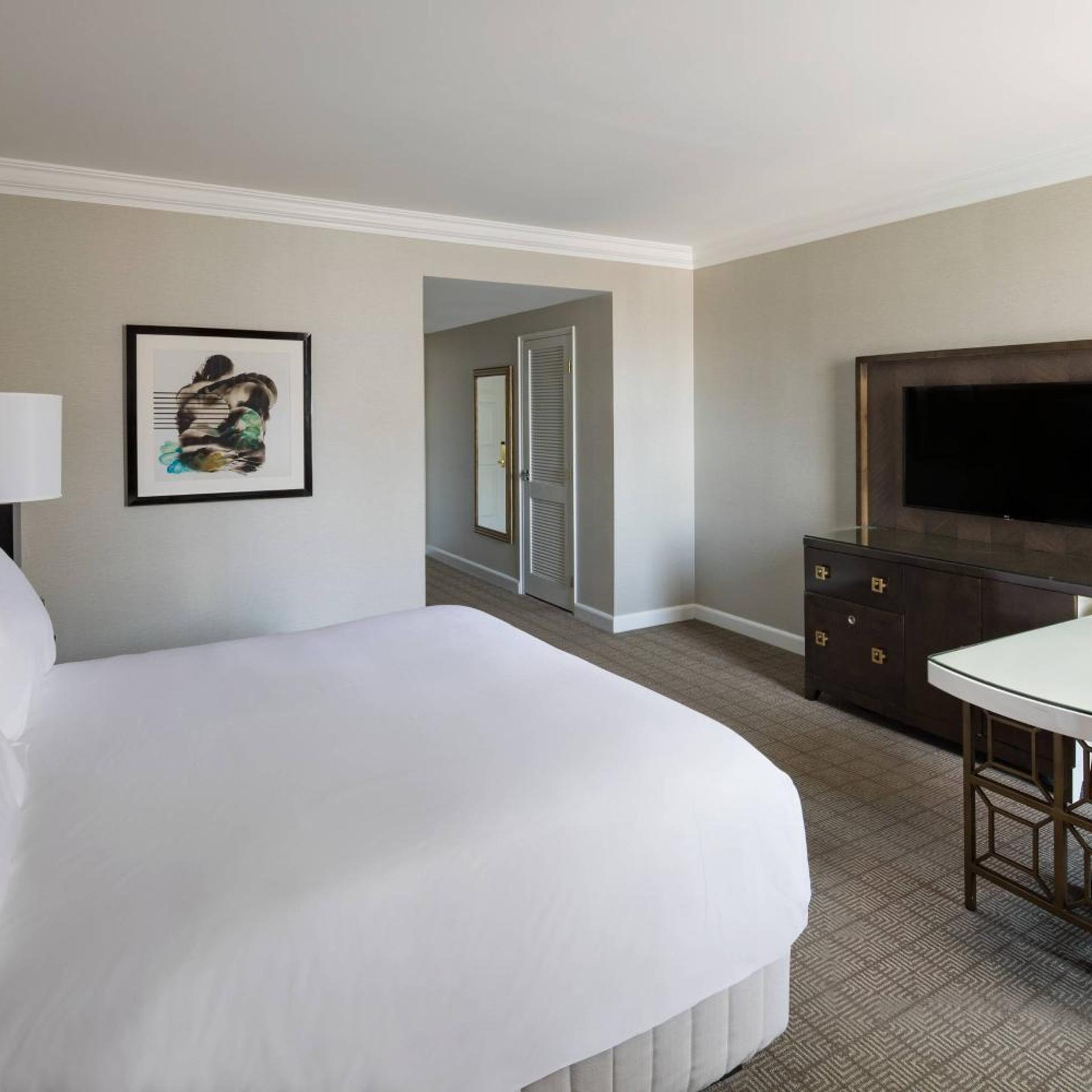 Guest Room, King Bed, City Hall View