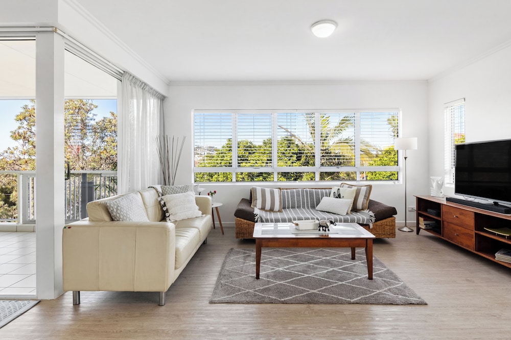 SEACHANGE COOLUM BEACH 50/76