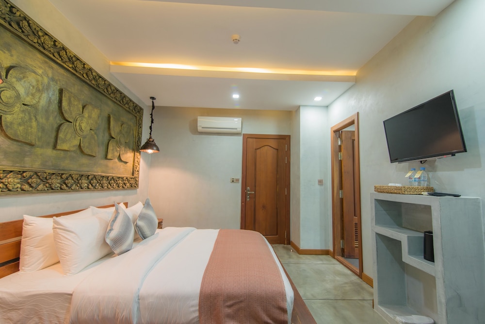 DELUXE, SUITE, KING BED, BALCONY