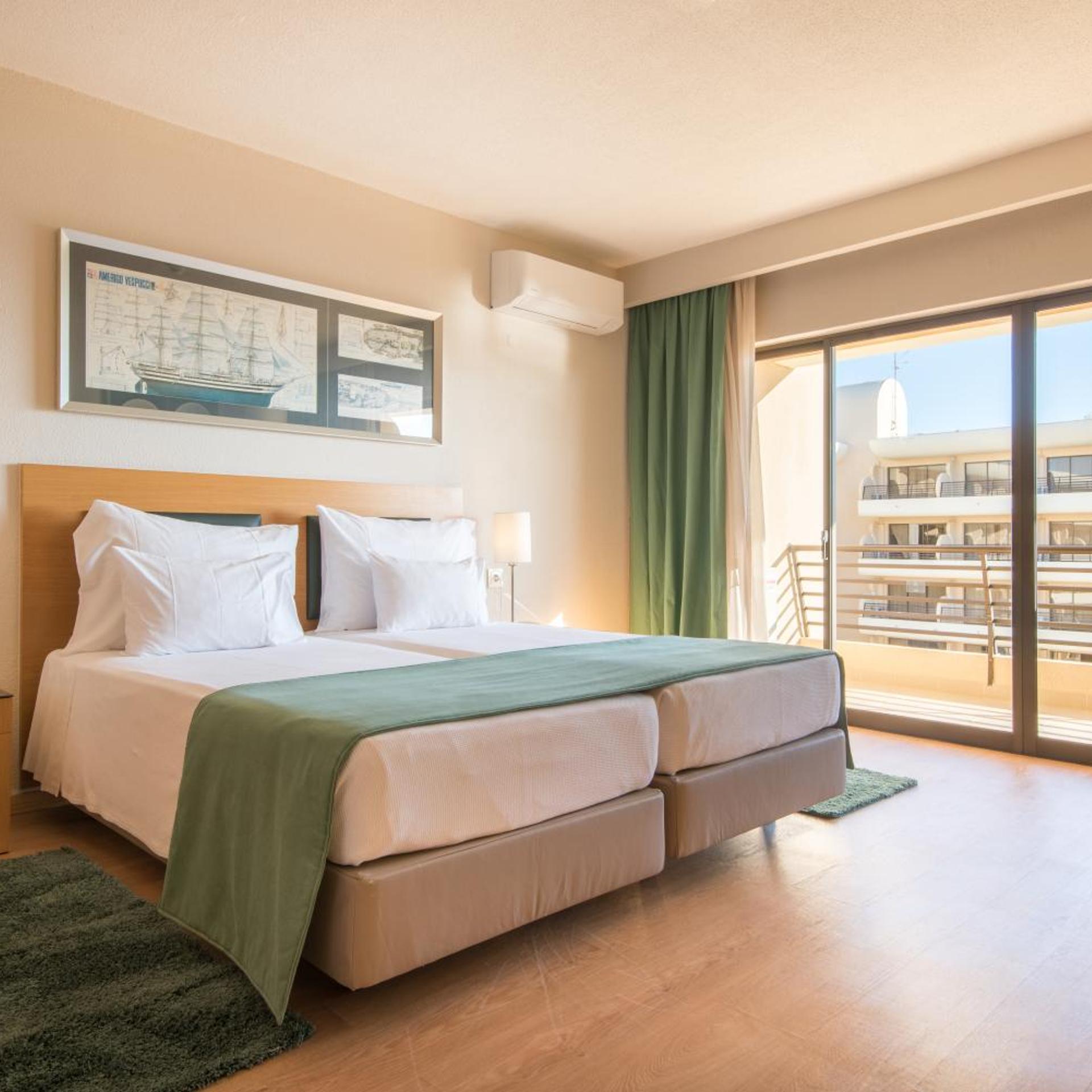 Room, Twin Beds, with Extra Bed
