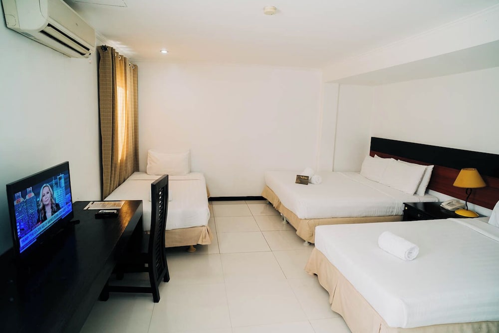 ROOM, QUADRUPLE