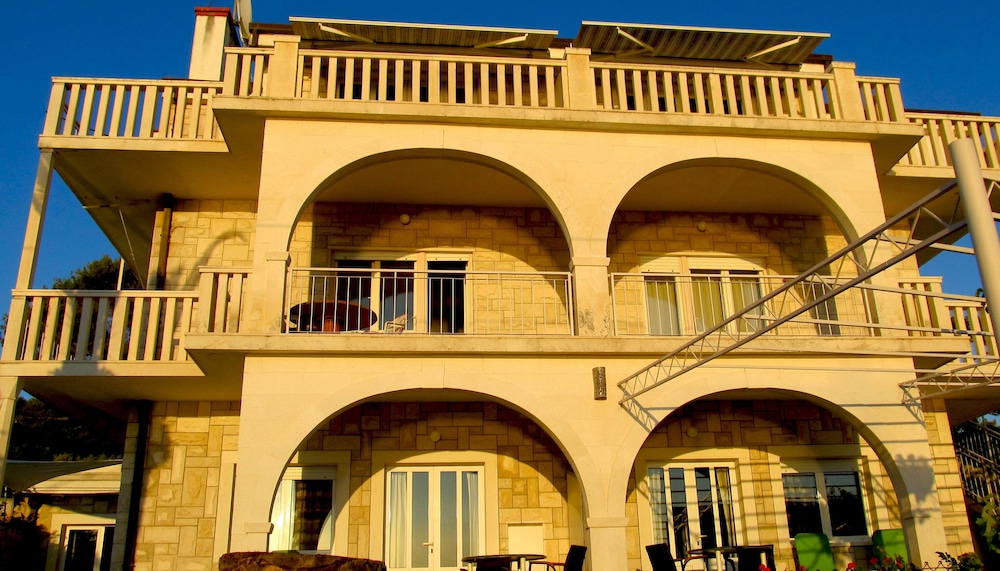VILLA PAPE 1/50