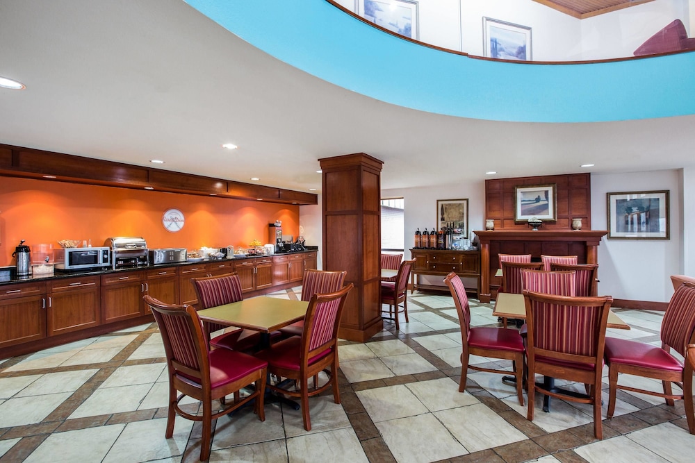 Howard Johnson By Wyndham Evansville East 26/36