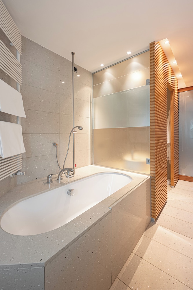 GRAND HOTEL TERME DI COMANO 53/56