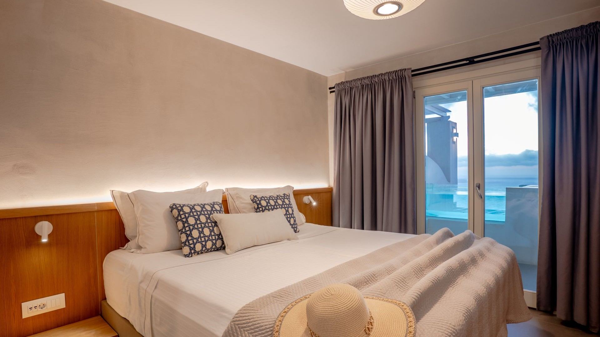 Crystal, Deluxe, Double Bed, Caldera View, Hot Tub
