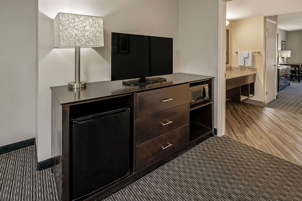 Holiday Inn Express & Suites Anaheim Convention Center Area 7/45